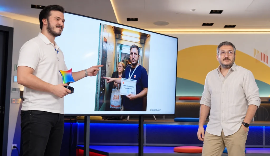Burak Çakır, Google Türkiye Gemini ödülüyle sahnede sunum yaparken